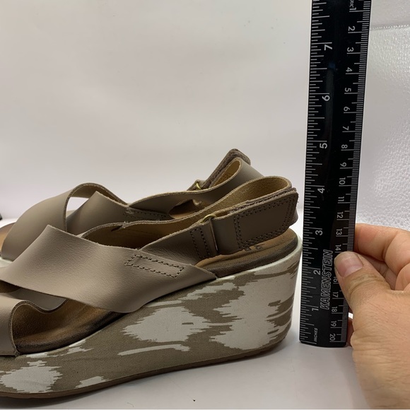 CLARKS Collection Soft Cushion Size 7M Brown & Beige X Crossover Wedge Sandals - Picture 7 of 12